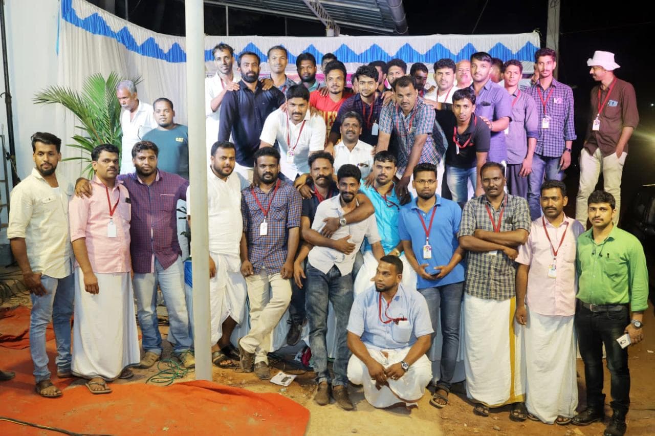 സഹായം കൈമാറുന്ന നിമിഷം