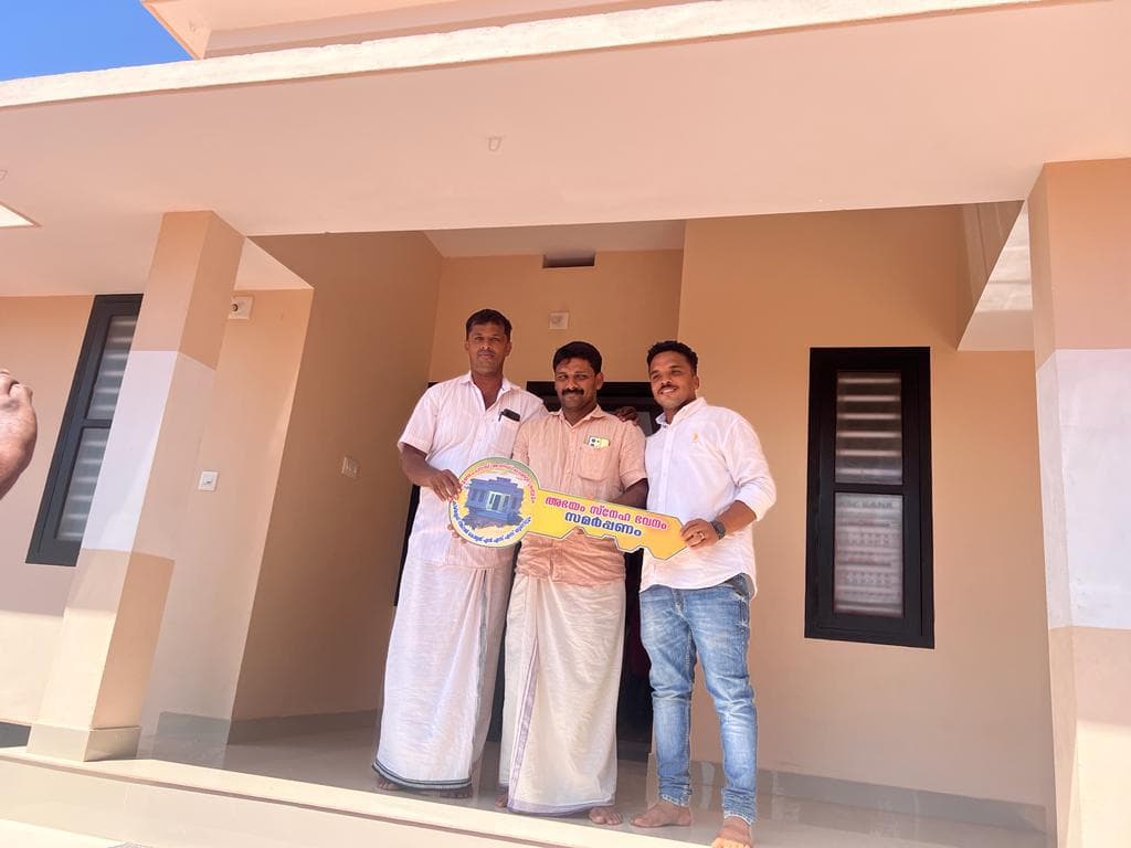 സഹായം കൈമാറുന്ന നിമിഷം