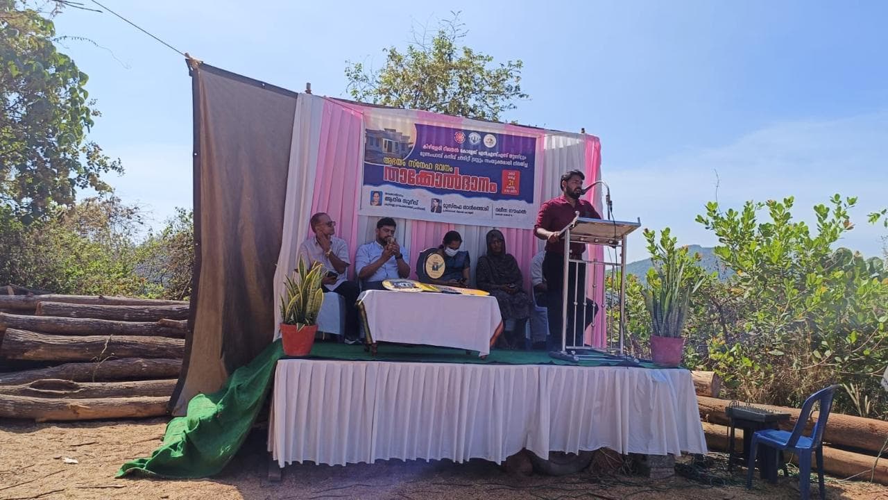 സഹായം കൈമാറുന്ന നിമിഷം