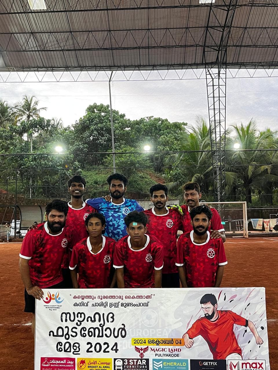 സഹായം കൈമാറുന്ന നിമിഷം